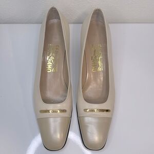 Salvatore Ferragamo Vintage Beige Block Heel Pumps Gold Cap Toe Sz 9 AA